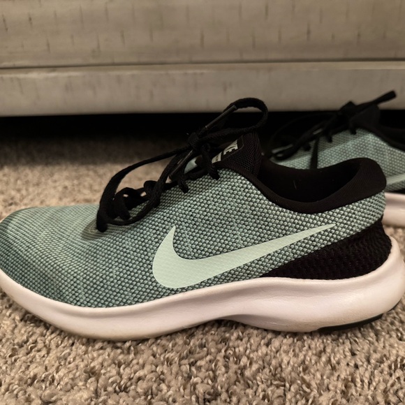 Nike Light Green and Black Running Shoes - Picture 1 of 5